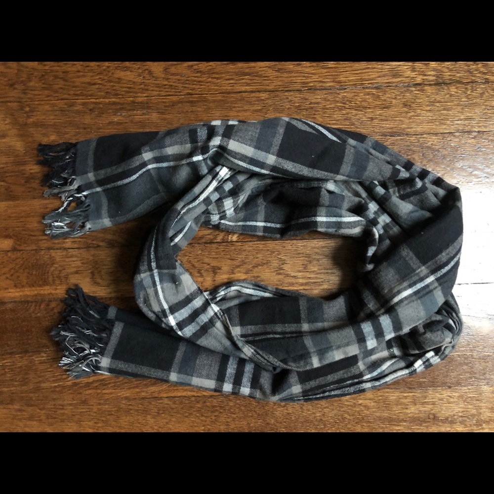 H&M men’s light plaid scarf